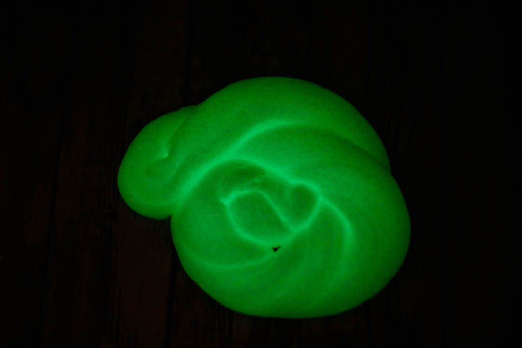 using florescent light to make night glow in the dark slime