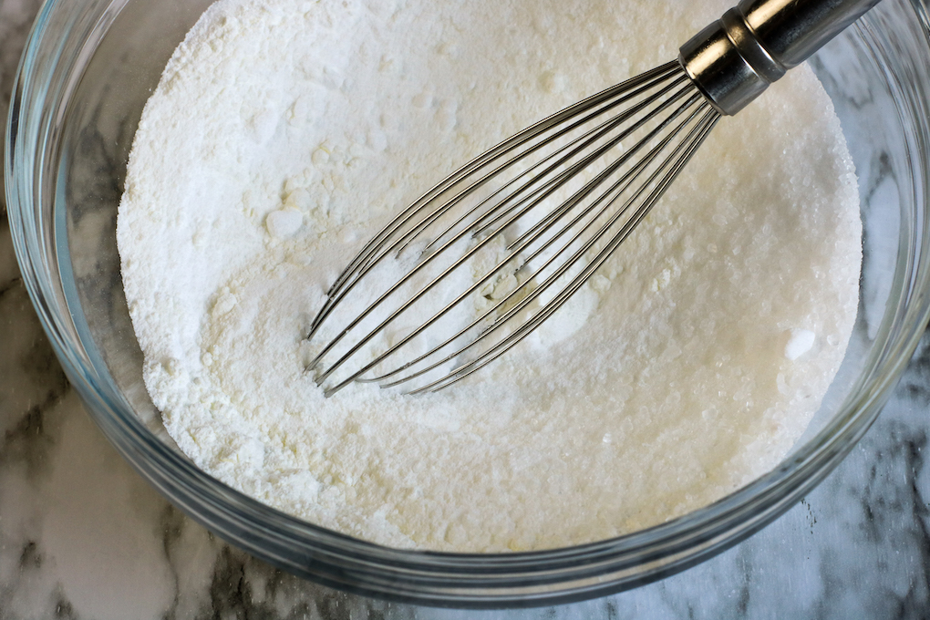 whisk together cornstarch, baking soda and mica powder
