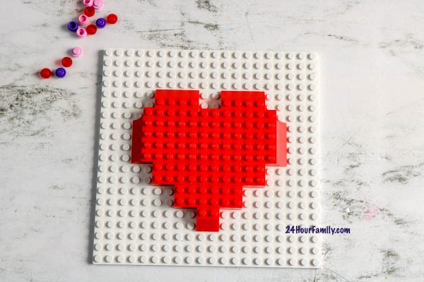 How to build a lego heart on a baseplate