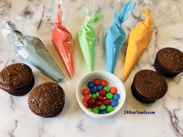 ngredients to make lego cupcakes.  You can make these easy lego cupcakes for your kids, for a party, or for a lego tournament.  They are creative and fun!