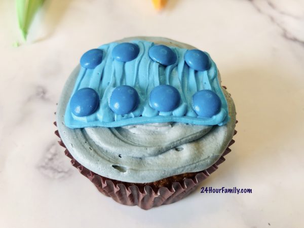 Lego cupcakes for birthday parties.  Make these simple cupcakes from cake mix and add a rectangle design to the top of the cupcake to resemble a lego brick.