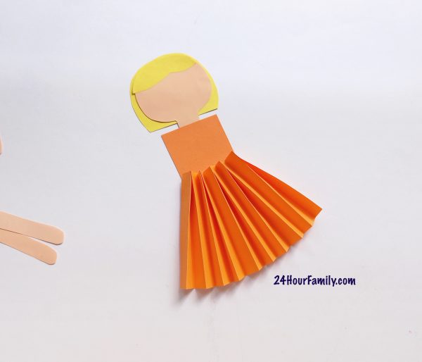 add the fairy’s dress to the top of the body by glueing it. 
