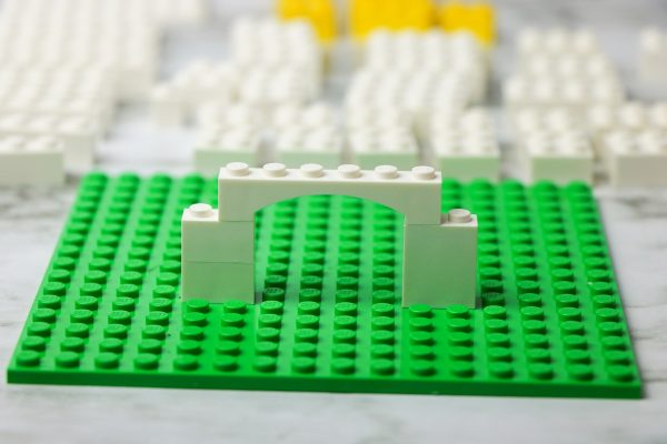 LEgo building blocks needed to build a lego tomb green baseplate white and yellow legos