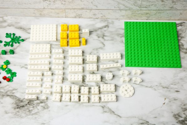 LEgo building blocks needed to build a lego tomb green baseplate white and yellow legos