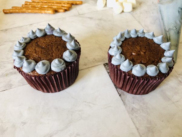 add frosting to make campfire cupcakes