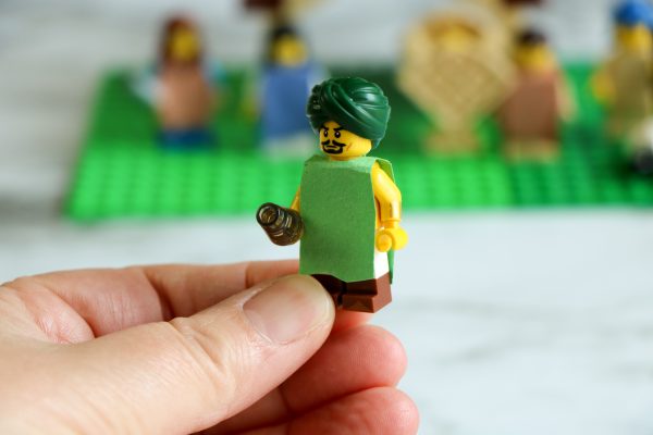 how to build a simple lego nativity scene with a lego manger, a lego stable to hold baby Jesus and a Lego baby Jesus