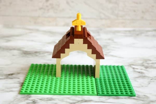 how to build a simple lego nativity scene with a lego manger, a lego stable to hold baby Jesus and a Lego baby Jesus