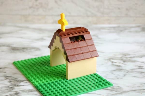how to build a simple lego nativity scene with a lego manger, a lego stable to hold baby Jesus and a Lego baby Jesus