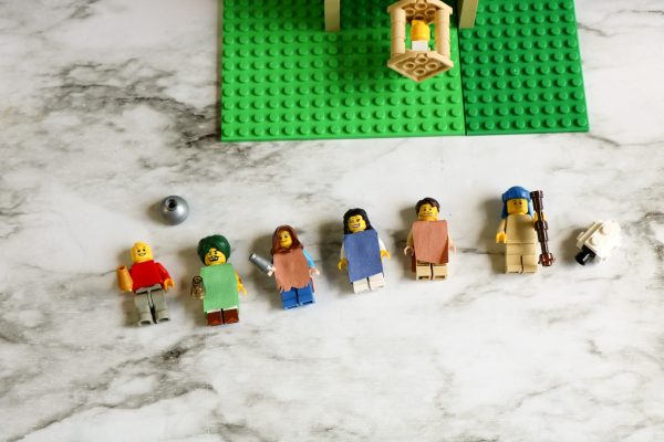 how to build a simple lego nativity scene with a lego manger, a lego stable to hold baby Jesus and a Lego baby Jesus