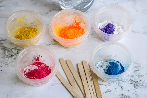 mixing cornstarch and colored pigments to make bath paint