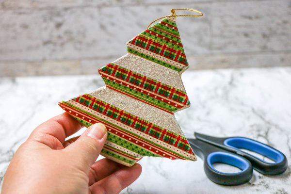 Adding a star to a Christmas ornament easy christmas craft for  preschool pre-k kindergarten