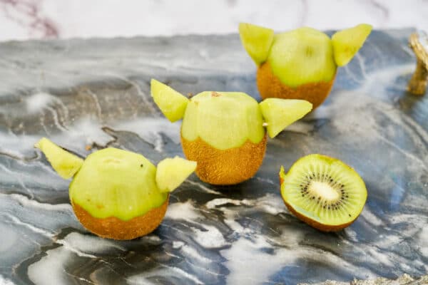 cute Baby Yoda snack, fun kids snack, kids healthy snack, Star Wars fruit snack, Baby Yoda themed food, Baby Yoda DIY snack