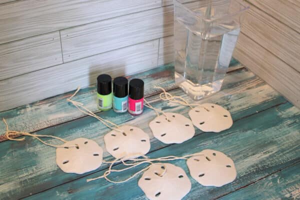 How to Make Hydro-dipped Sand Dollars, Hydro-Dripped Sand Dollars, Sand Dollars, Piece of Art, Sand Dollars Shells, Glittery Sand Dollar, Hydro Dip, Hydro Dripping, Dipping Process, Cool Design