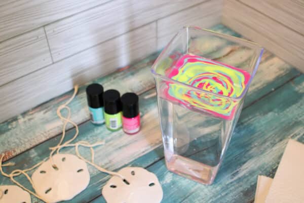 How to Make Hydro-dipped Sand Dollars, Hydro-Dripped Sand Dollars, Sand Dollars, Piece of Art, Sand Dollars Shells, Glittery Sand Dollar, Hydro Dip, Hydro Dripping, Dipping Process, Cool Design