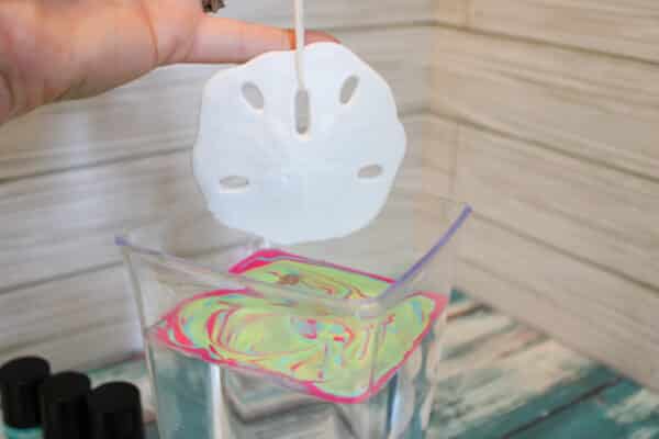 How to Make Hydro-dipped Sand Dollars, Hydro-Dripped Sand Dollars, Sand Dollars, Piece of Art, Sand Dollars Shells, Glittery Sand Dollar, Hydro Dip, Hydro Dripping, Dipping Process, Cool Design