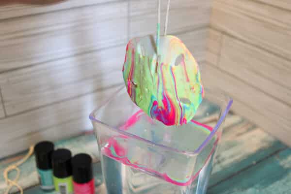 How to Make Hydro-dipped Sand Dollars, Hydro-Dripped Sand Dollars, Sand Dollars, Piece of Art, Sand Dollars Shells, Glittery Sand Dollar, Hydro Dip, Hydro Dripping, Dipping Process, Cool Design