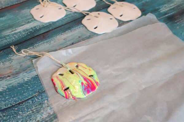How to Make Hydro-dipped Sand Dollars, Hydro-Dripped Sand Dollars, Sand Dollars, Piece of Art, Sand Dollars Shells, Glittery Sand Dollar, Hydro Dip, Hydro Dripping, Dipping Process, Cool Design