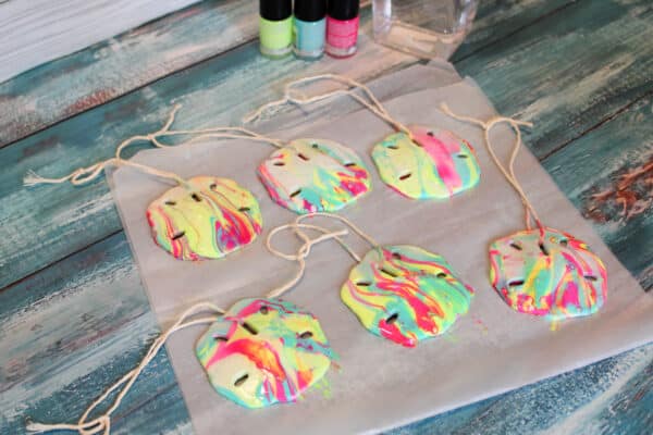 How to Make Hydro-dipped Sand Dollars, Hydro-Dripped Sand Dollars, Sand Dollars, Piece of Art, Sand Dollars Shells, Glittery Sand Dollar, Hydro Dip, Hydro Dripping, Dipping Process, Cool Design