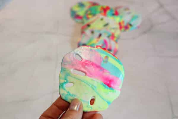 How to Make Hydro-dipped Sand Dollars, Hydro-Dripped Sand Dollars, Sand Dollars, Piece of Art, Sand Dollars Shells, Glittery Sand Dollar, Hydro Dip, Hydro Dripping, Dipping Process, Cool Design