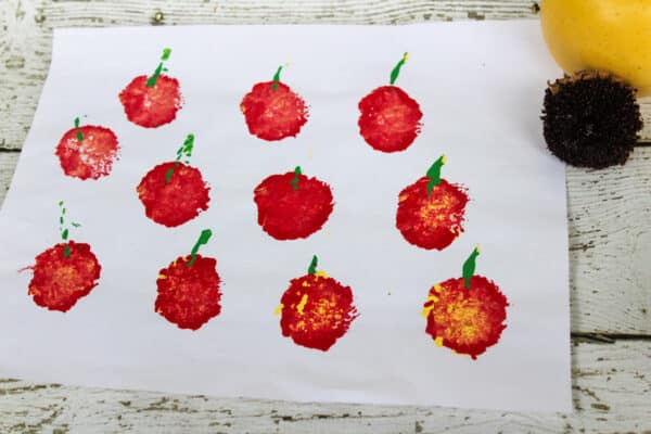 Paint Stamping Using Dried Flowers, Painting using Dried flowers, Beautiful patterns, Flower Pounding, Flower Projects, Painting Flowers, Flower Crafting