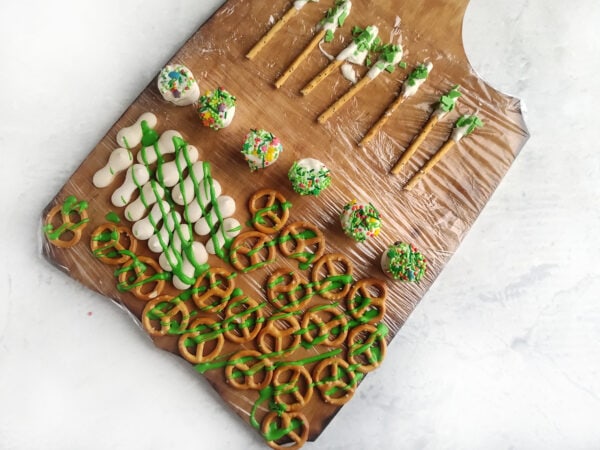 St Patricks Day meat and cheese board, St Patricks Day finger foods, lucky food ideas, green and gold charcuterie board, festive snack board, Irish-themed snacks, Irish-inspired charcuterie