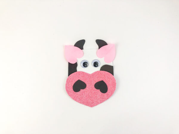 Cow Valentine’s envelope printable, Free cow cut-out template, Easy Valentine’s cow printable, Cute farm animal Valentine’s card ideas, Cow and heart Valentine’s craft, Valentine’s cow art project for kids
