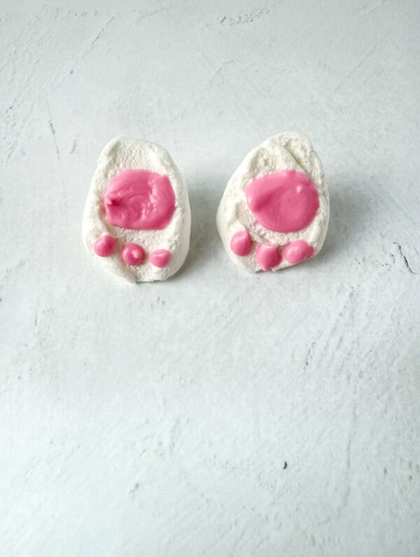 adding pink chocolate melts to marshmallows to make bunny feet
