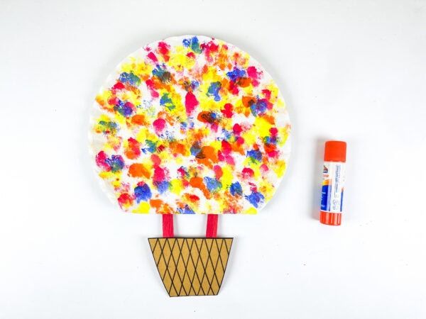 Balloon assembled with basket and glue stick