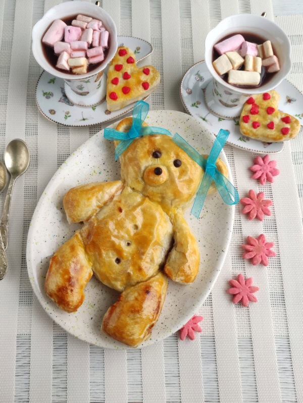 Baked teddy bear pastry served with marshmallow drinks
