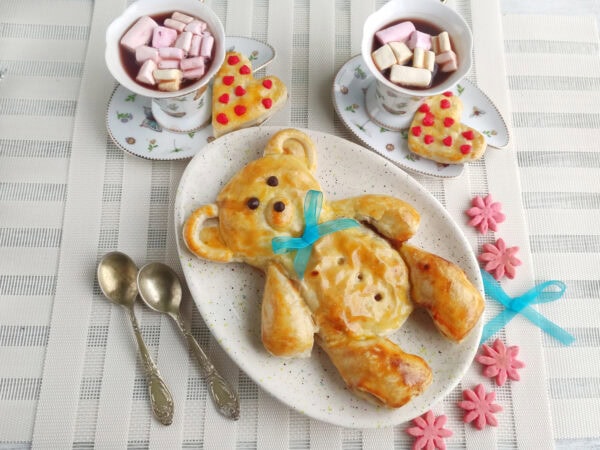 Teddy bear pastry with marshmallow drinks and decorations
