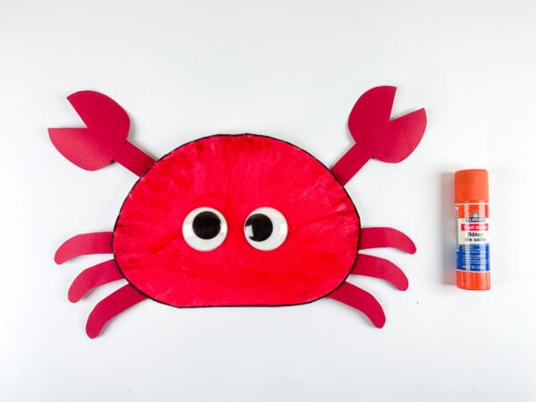 Crab craft with googly eyes and glue