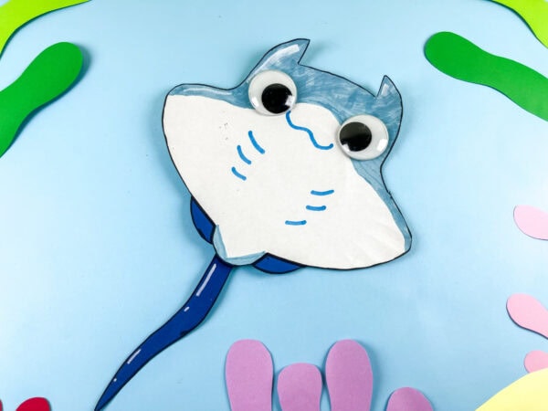 Finished stingray paper plate craft display