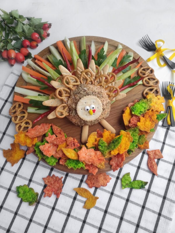 Cute turkey cheese ball Thanksgiving appetizer